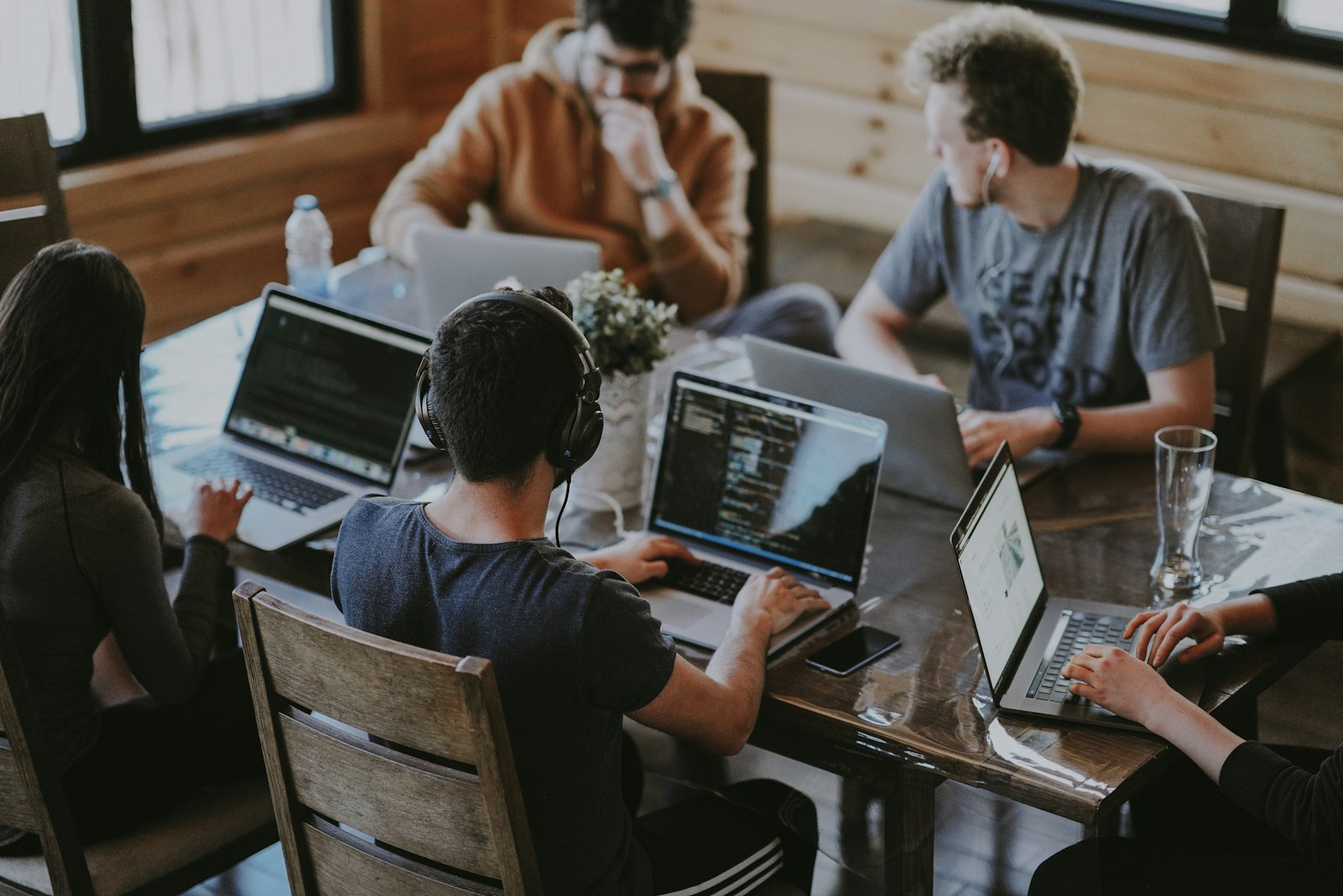 Équipe réunie autour d'une table de travail